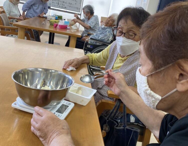 静岡市清水区デイサービス_抹茶とうさぎ饅頭でお月見を楽しもう