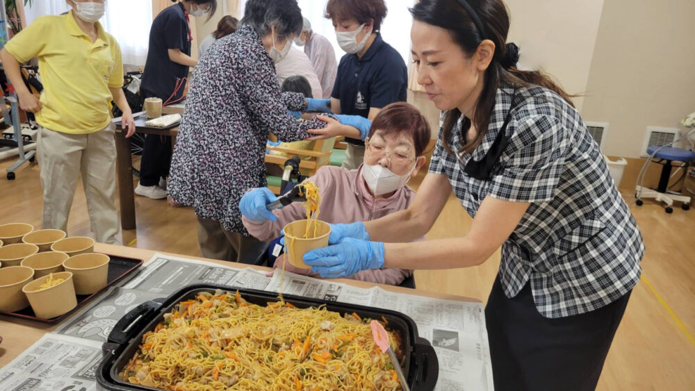 浜松市デイサービス_あなたの夢叶えます中華の鉄人上海炒麺づくり当日編