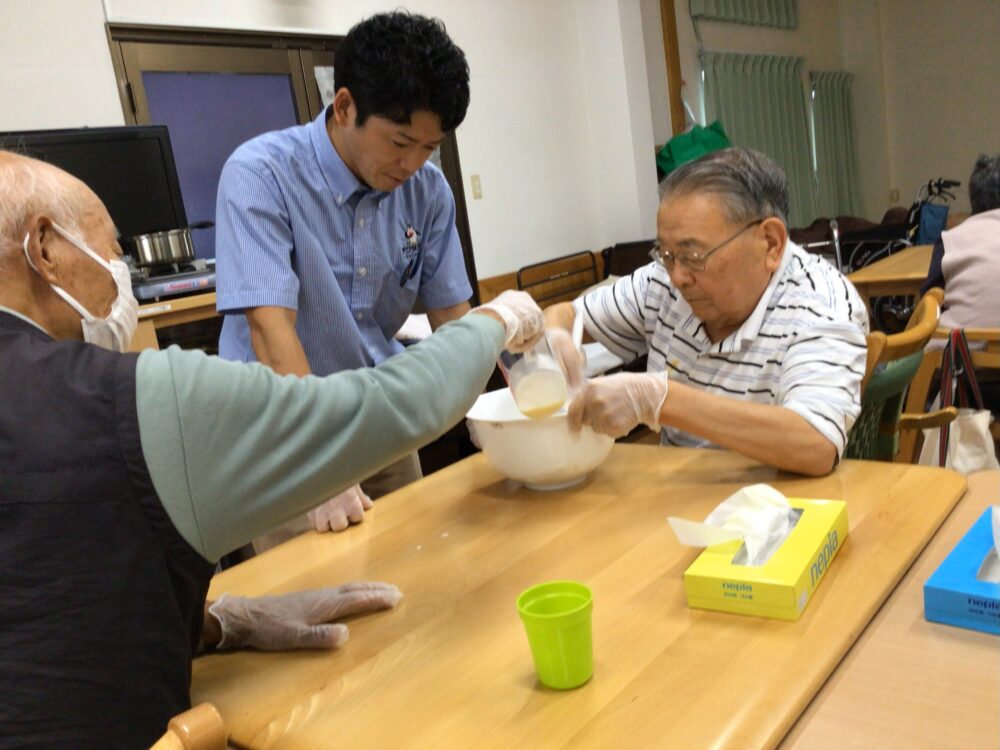 牧之原市デイサービス_お月見みたらし団子作り