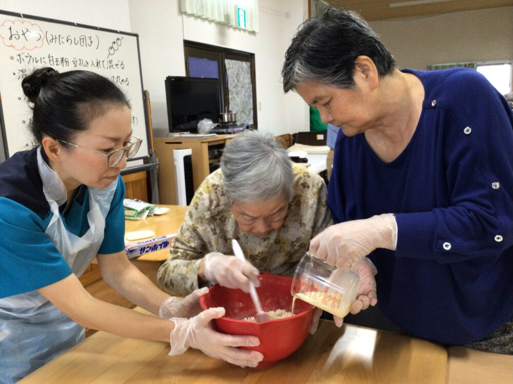牧之原市デイサービス_お月見みたらし団子作り