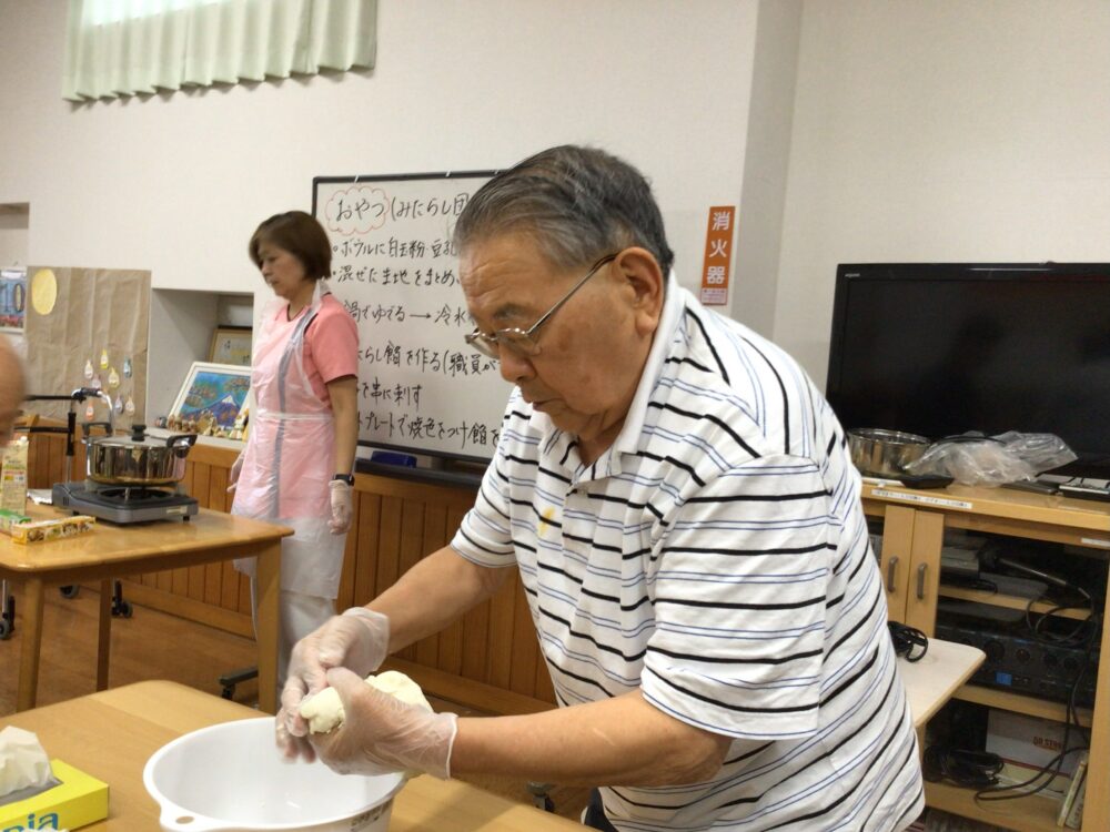 牧之原市デイサービス_お月見みたらし団子作り