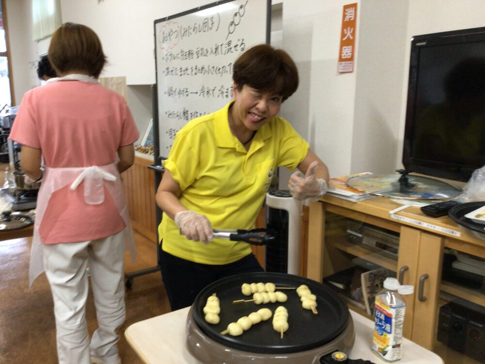 牧之原市デイサービス_お月見みたらし団子作り