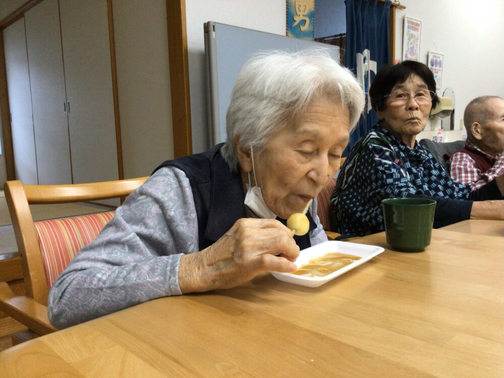 牧之原市デイサービス_お月見みたらし団子作り