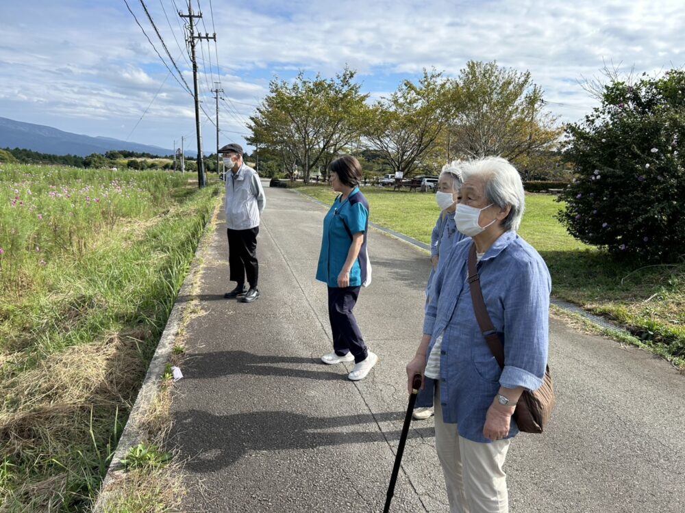 沼津開北デイサービス_小さな旅秋を感じながら屋外歩行練習