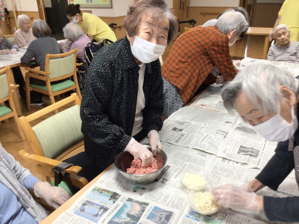 藤枝市デイサービス_お料理レクハンバーグ作り