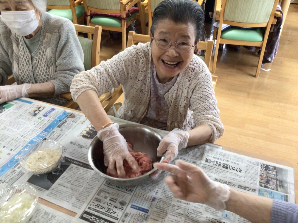 藤枝市デイサービス_お料理レクハンバーグ作り