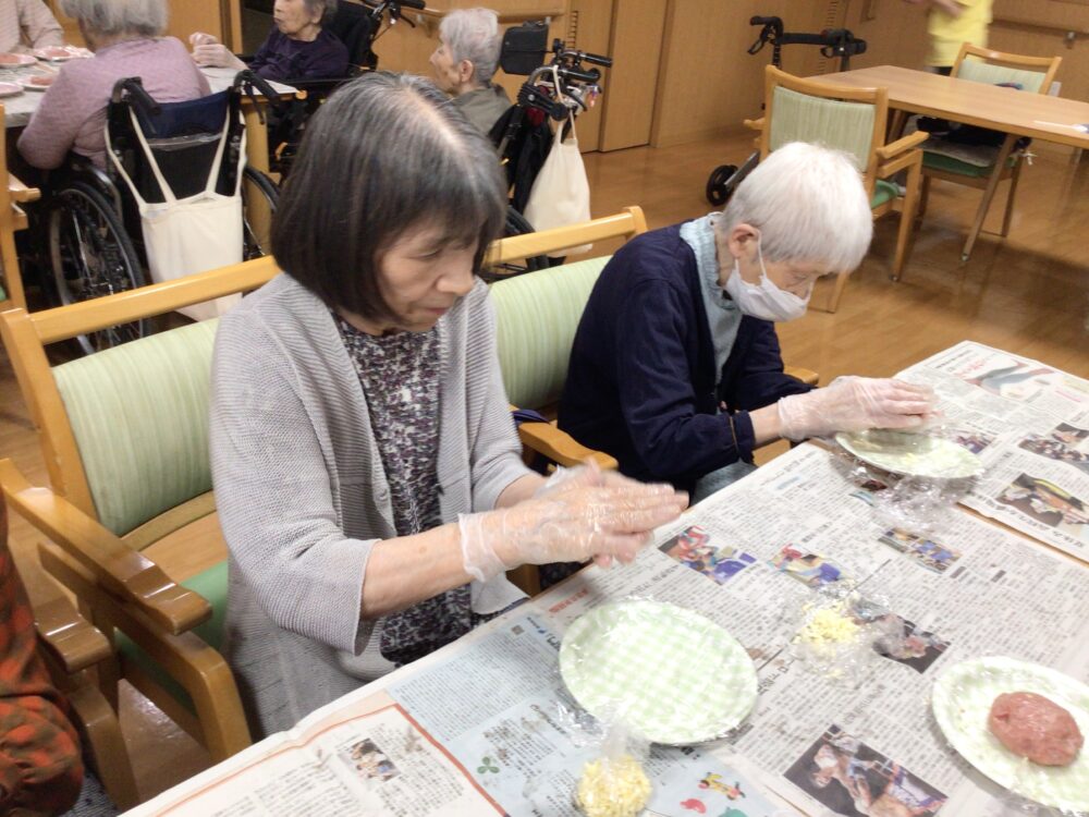 藤枝市デイサービス_お料理レクハンバーグ作り