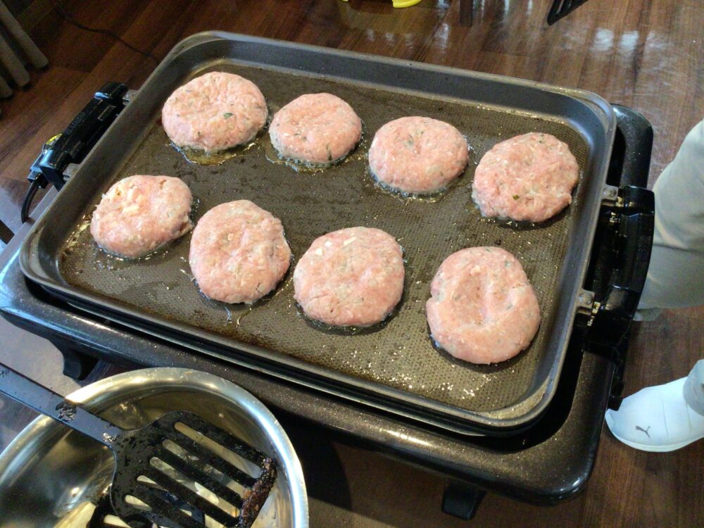 藤枝市デイサービス_お料理レクハンバーグ作り