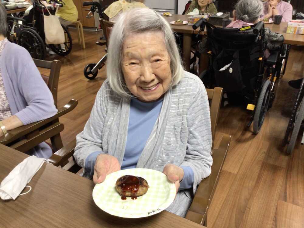 藤枝市デイサービス_お料理レクハンバーグ作り
