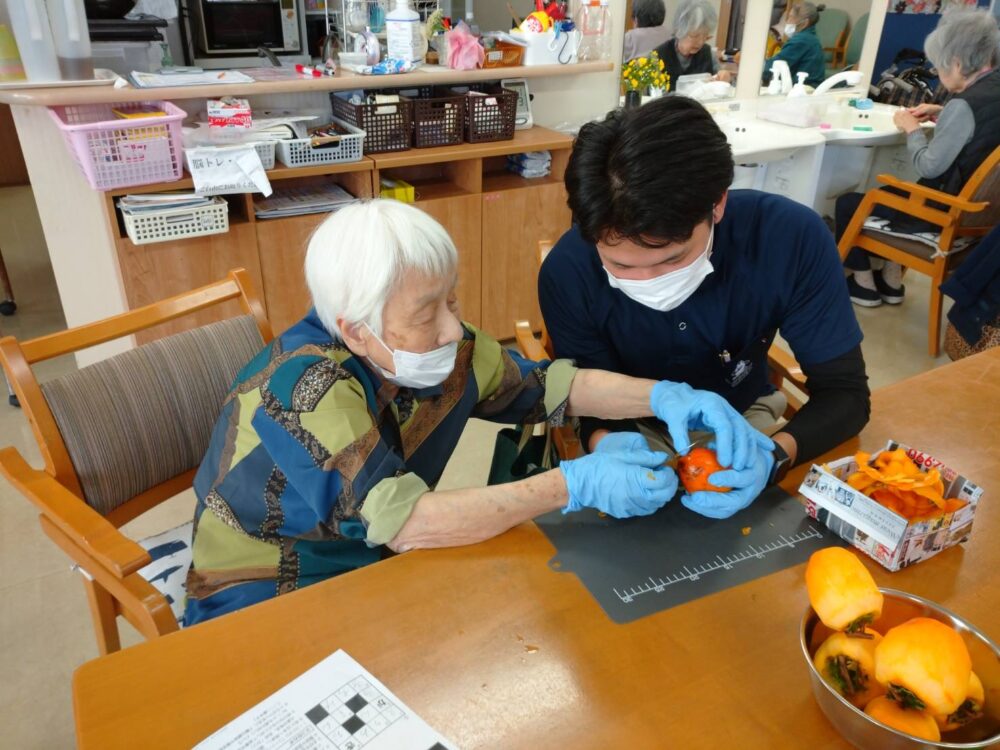静岡市清水区デイサービス_秋の風物詩干し柿づくり