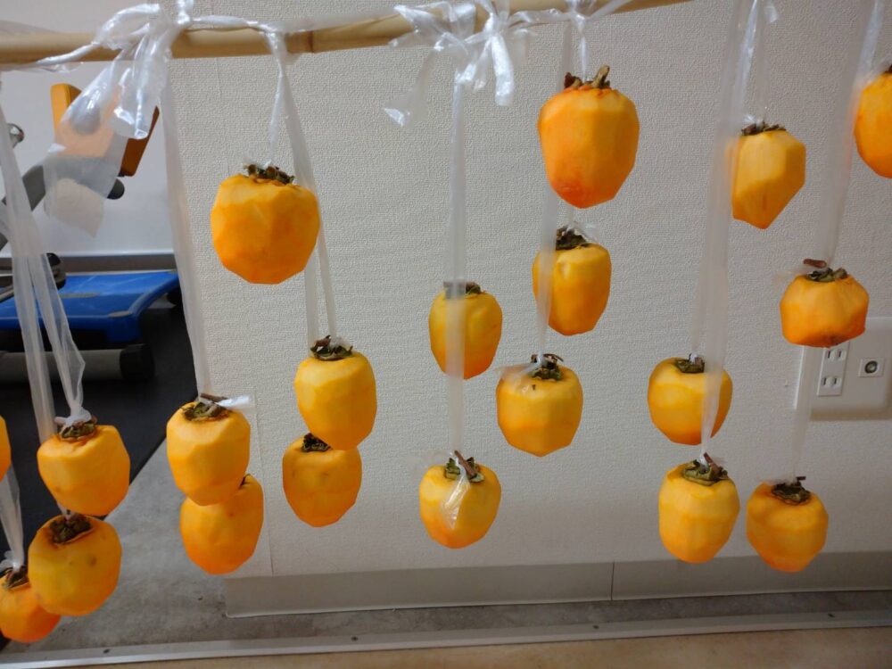 清水銀座デイサービス　秋の風物詩～干し柿づくり～