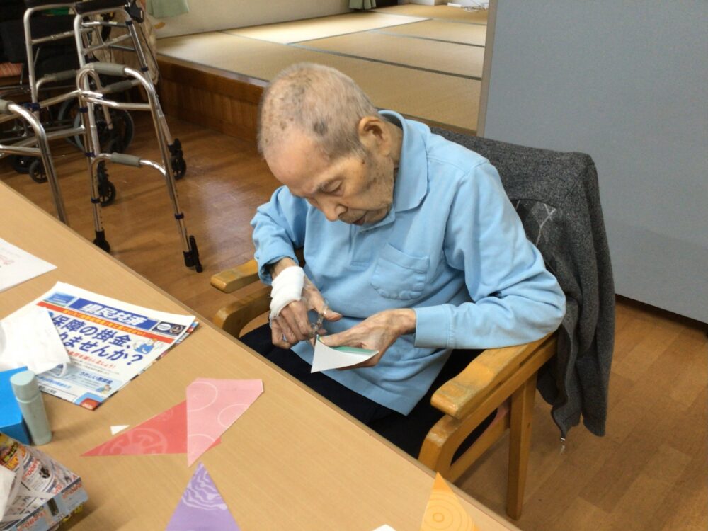 牧之原市デイサービス_工作クラブ運動会フラッグ作成