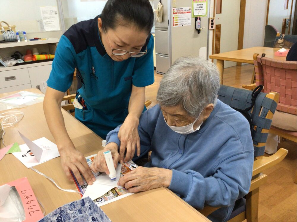牧之原市デイサービス_工作クラブ運動会フラッグ作成