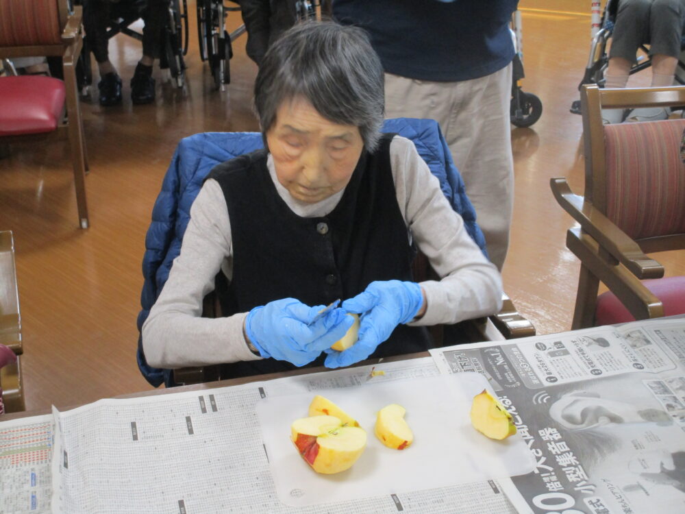 藤枝市デイサービス_リンゴケーキ作り