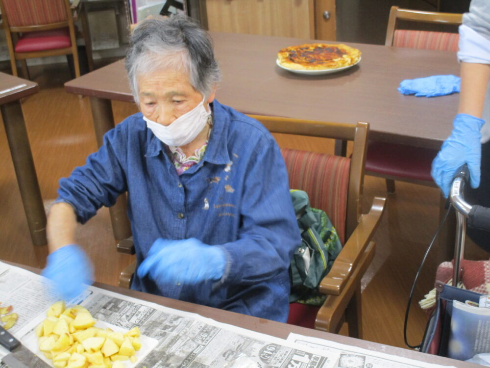 藤枝市デイサービス_リンゴケーキ作り