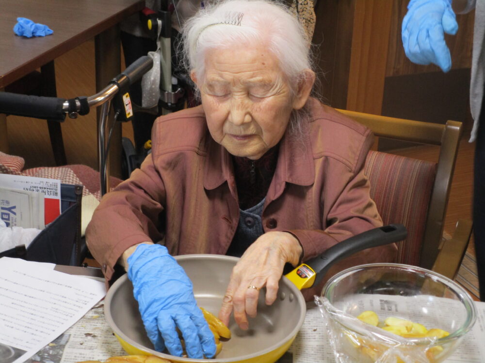 藤枝市デイサービス_リンゴケーキ作り