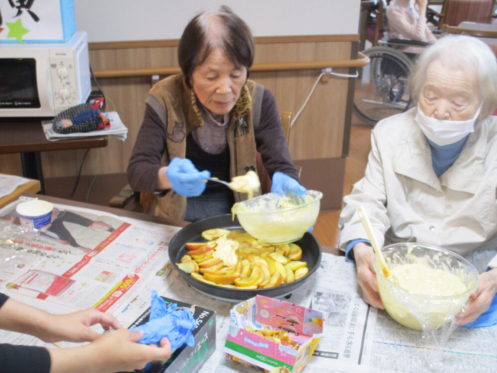 藤枝市デイサービス_リンゴケーキ作り