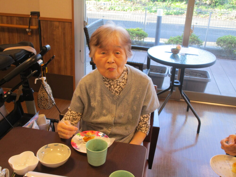 藤枝市デイサービス_リンゴケーキ作り