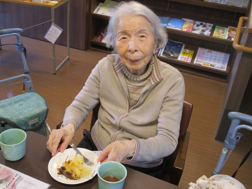 藤枝市デイサービス_リンゴケーキ作り