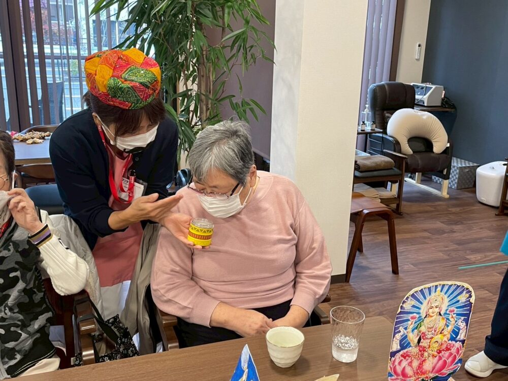 沼津開北デイサービス_笑顔でナマステカレーとヨガでインド気分デー