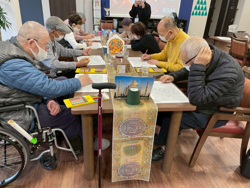 沼津開北デイサービス_笑顔でナマステカレーとヨガでインド気分デー