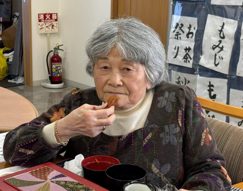 静岡市清水区デイサービス_秋の風物詩干し柿づくり