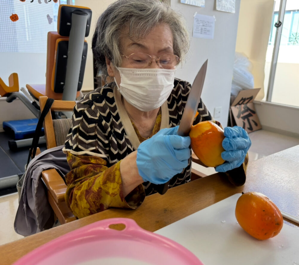 静岡市清水区デイサービス_秋の風物詩干し柿づくり