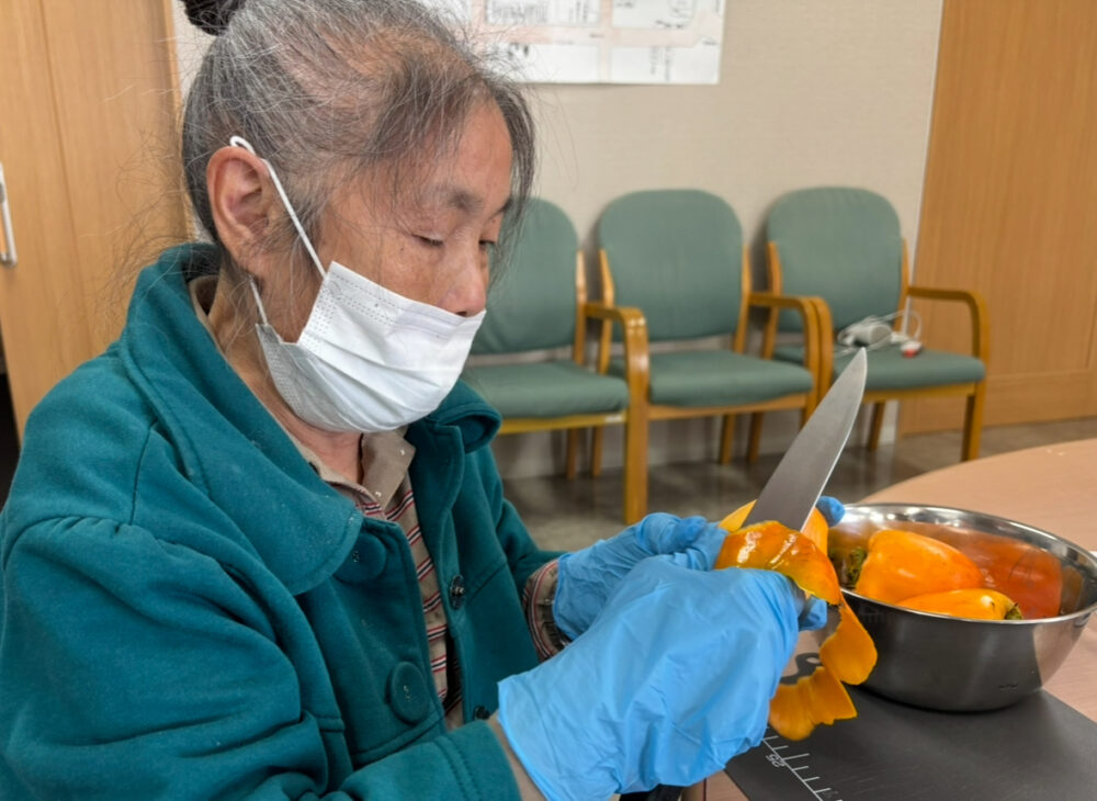 静岡市清水区デイサービス_秋の風物詩干し柿づくり
