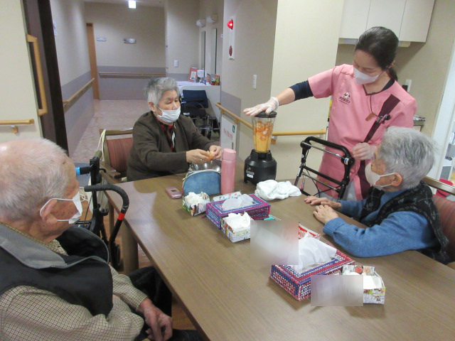 富士市デイサービス_ミカン狩りからミカンジュース作り