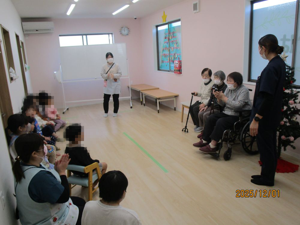 静岡市清水区デイサービス_サンタクロースを届けに行こう