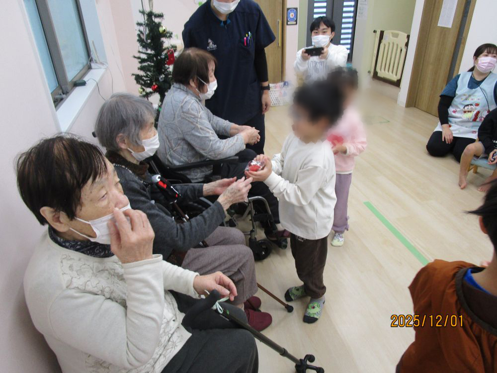 静岡市清水区デイサービス_サンタクロースを届けに行こう