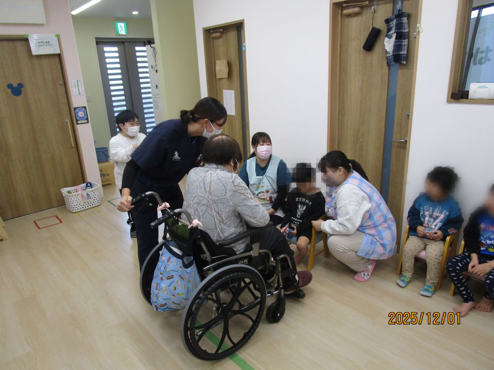 静岡市清水区デイサービス_サンタクロースを届けに行こう