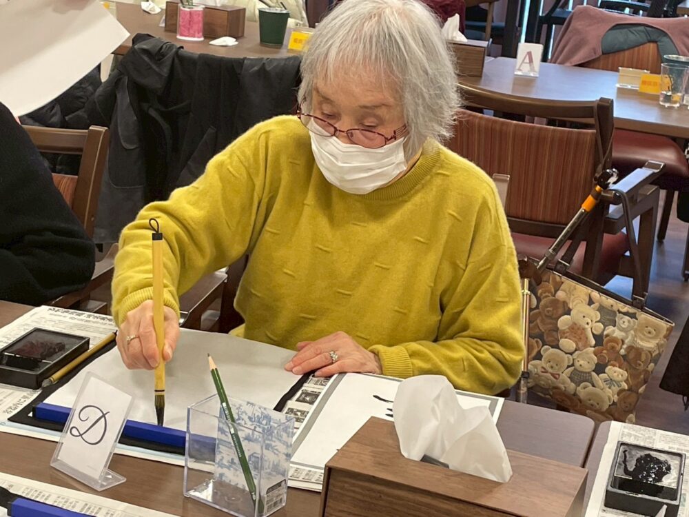 沼津市デイサービス_「書初め・達磨作り」