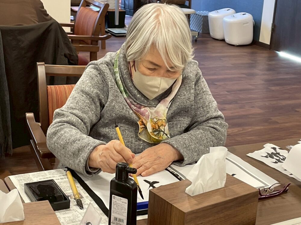 沼津市デイサービス_「書初め・達磨作り」