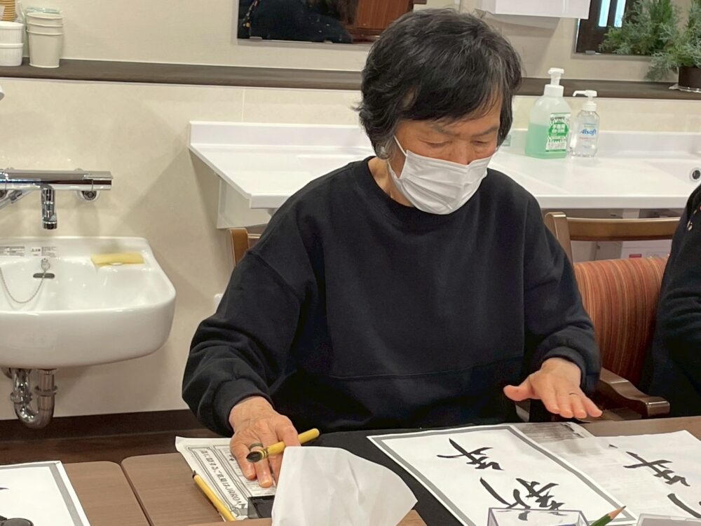 沼津市デイサービス_「書初め・達磨作り」