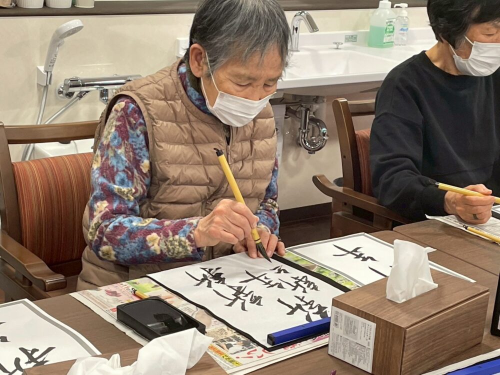 沼津市デイサービス_「書初め・達磨作り」