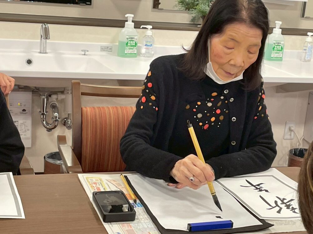 沼津市デイサービス_「書初め・達磨作り」