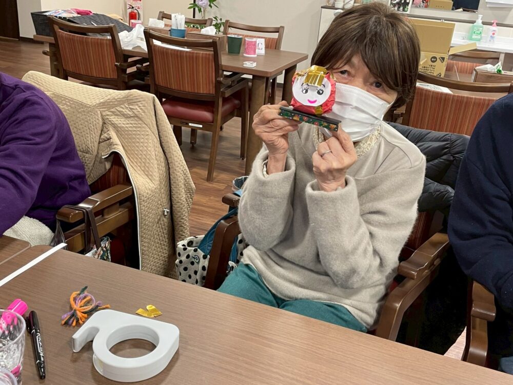 沼津市デイサービス_「書初め・達磨作り」