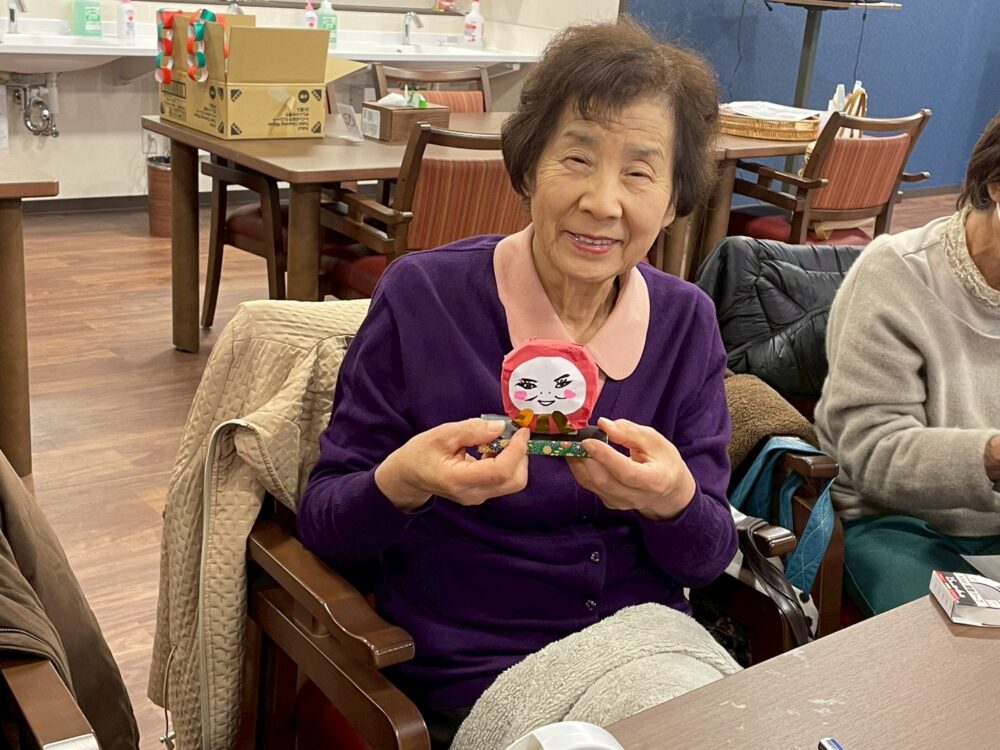 沼津市デイサービス_「書初め・達磨作り」