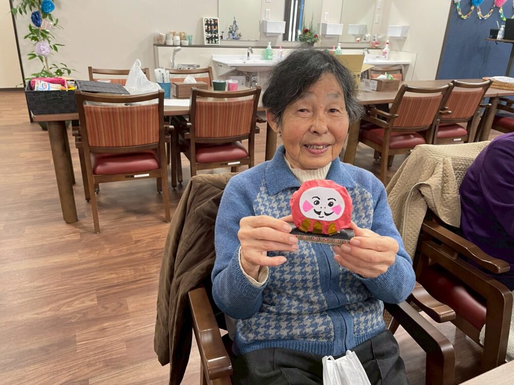 沼津市デイサービス_「書初め・達磨作り」