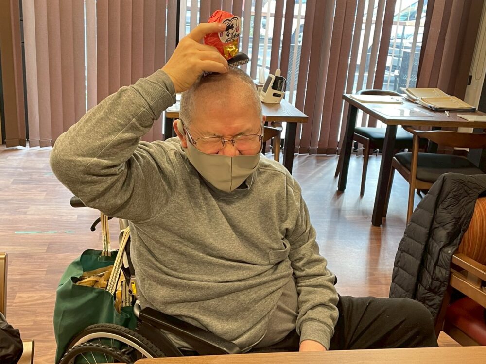 沼津市デイサービス_「書初め・達磨作り」