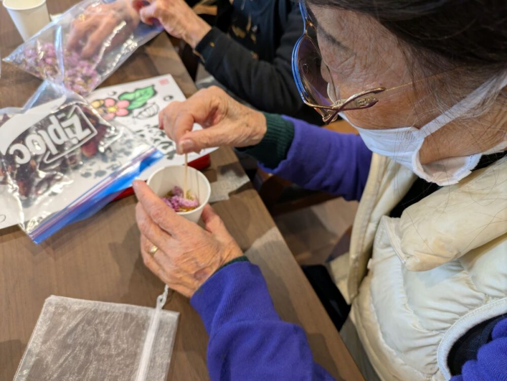 静岡市葵区デイサービス_Newカルチャー「ポプリ作り」