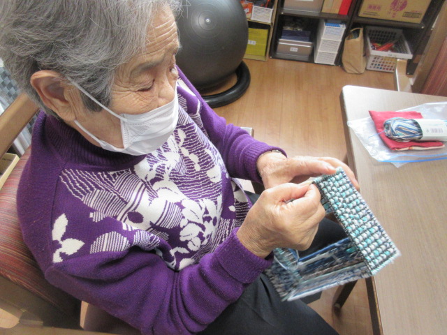 富士市デイサービス_リハネクスト~ライフ~ ティッシュボックス作り②