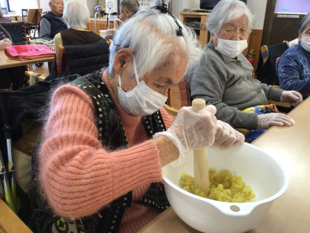 牧之原市デイサービス_スイートポテト作り