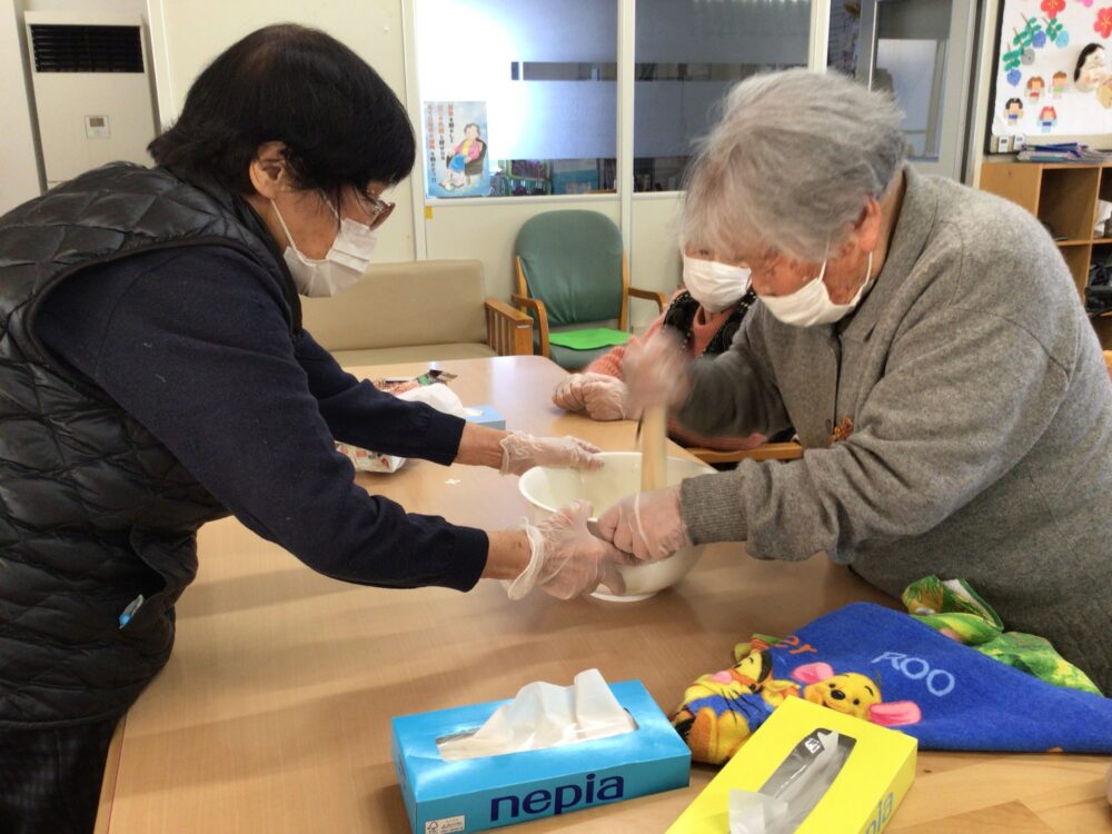 牧之原市デイサービス_スイートポテト作り