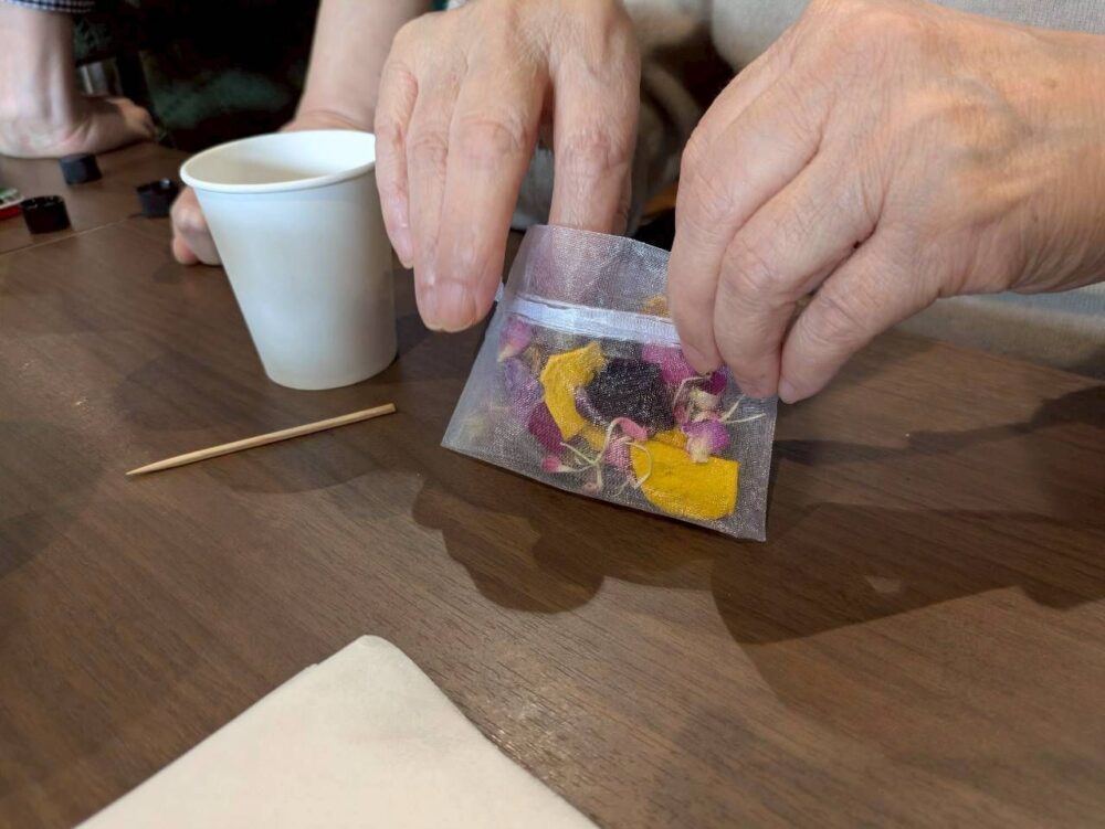 静岡市葵区デイサービス_Newカルチャー「ポプリ作り」