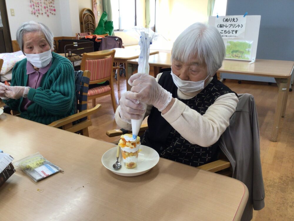 牧之原市デイサービス_クッキングクラブ　～カップショートケーキづくり～