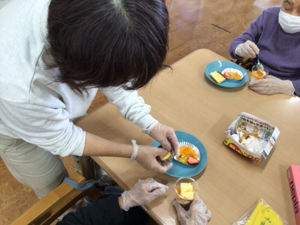 牧之原市デイサービス_クッキングクラブ　～カップショートケーキづくり～